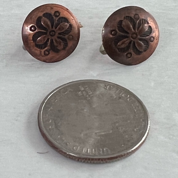 Vintage Small Copper Hammered Screw On Earrings - Picture 3 of 8